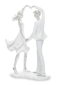 Figurka para zakochanych serca biała 27x16 130477