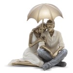 Figurka para z parasolem family złota 16x15x10,5 124728