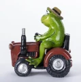 Figurka dekoracyjna żaba rolnik na traktorze 15,5x9x14,5 131144