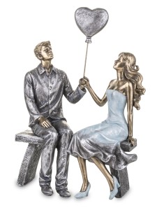 Figurka dekoracyjna para na ławeczce z balonem kolekcja family 23x16x8 137928
