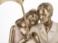 Figurka para zakochanych pod parasolem kolekcja family 15x16x12 134133