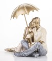 Figurka para zakochanych pod parasolem kolekcja family 15x16x12 134133