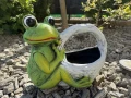 Osłonka żaba z koszykiem doniczka ceramiczna do domu lub ogrodu 27,5x35x19